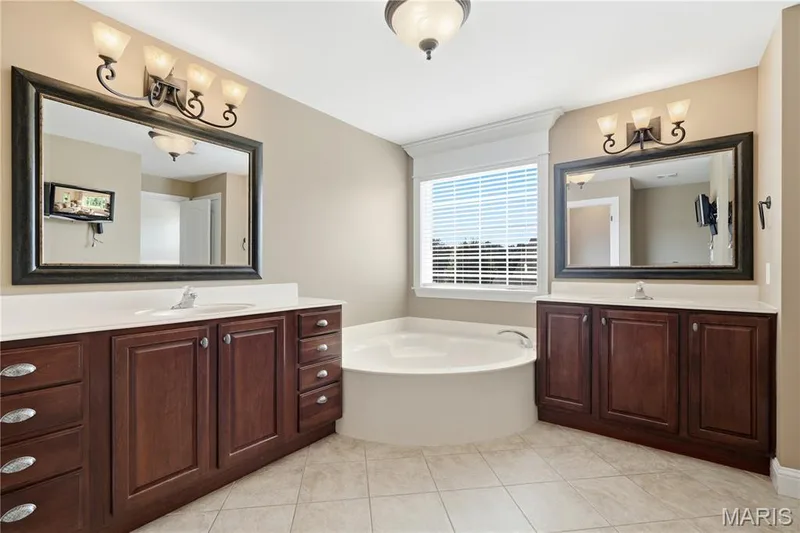 5500 Wooded Creek Drive, O'Fallon, MO 63304 — listing photo 18 of 36