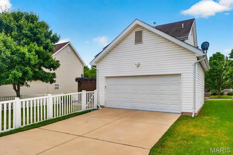 206 Hawksbury Place, O'Fallon, MO 63368 — listing photo 3 of 66