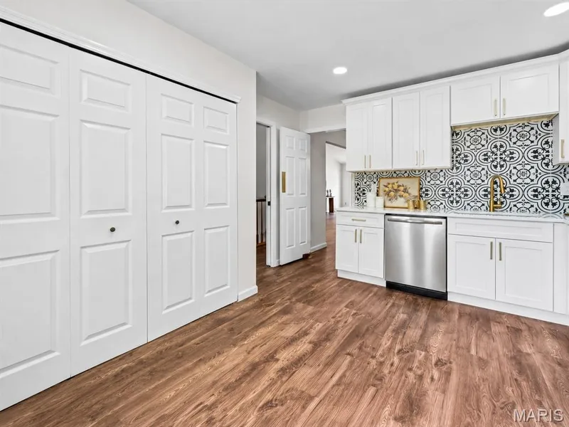 15809 Kersten Ridge Dr, Chesterfield, MO 63017 — listing photo 5 of 40