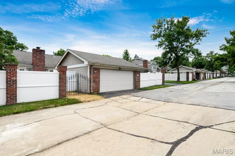 15809 Kersten Ridge Dr, Chesterfield, MO 63017 — listing photo 37 of 40