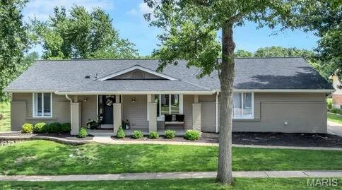 15578 Summer Lake Drive, Chesterfield, MO — listing photo 1