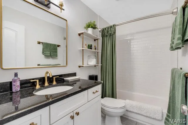 2nd main floor bathroom — 15578 Summer Lake Drive, Chesterfield, MO 63017