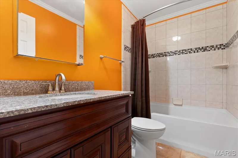 Upper Level Hall Bath — 44 Wilderness Lane, Defiance, MO 63341