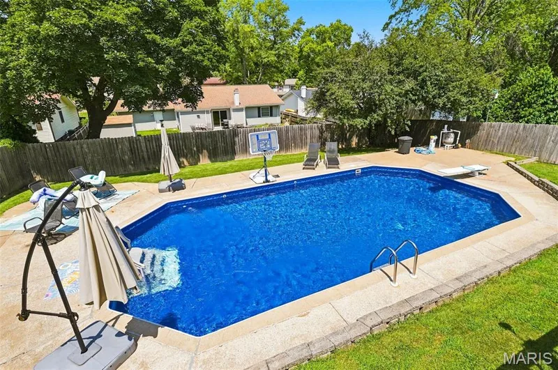 Fantastic in-ground 40x20 pool w/a brand new liner just installed — 3927 Summerfield Parkway, St Charles, MO 63304