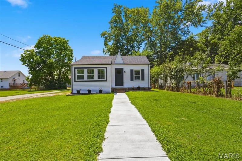 527 Emmons Avenue, St Charles, MO 63301 — listing photo 3 of 57