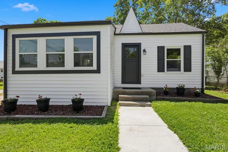527 Emmons Avenue, St Charles, MO 63301 — listing photo 4 of 57