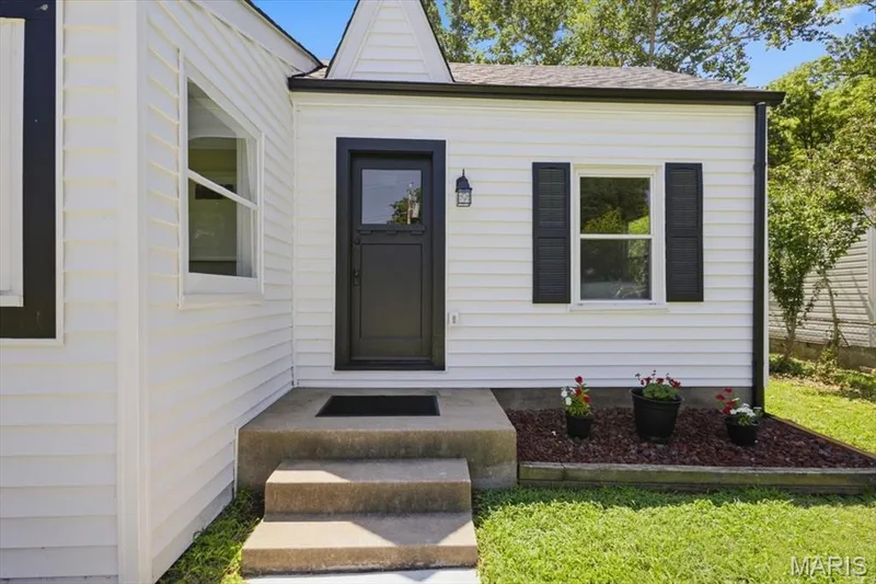 527 Emmons Avenue, St Charles, MO 63301 — listing photo 5 of 57