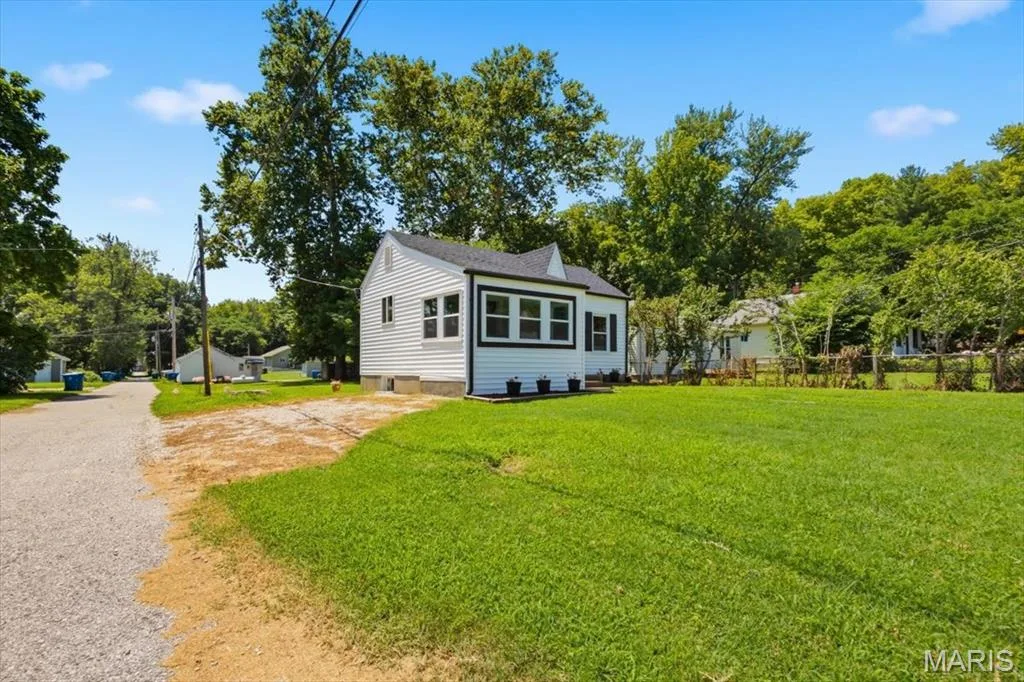 527 Emmons Avenue, St Charles, MO 63301 — listing photo 1 of 57