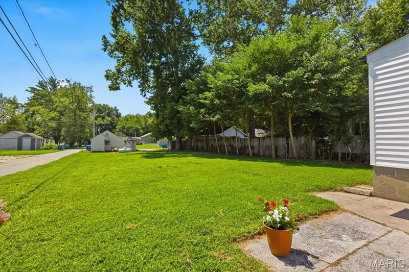 527 Emmons Avenue, St Charles, MO 63301 — listing photo 6 of 57
