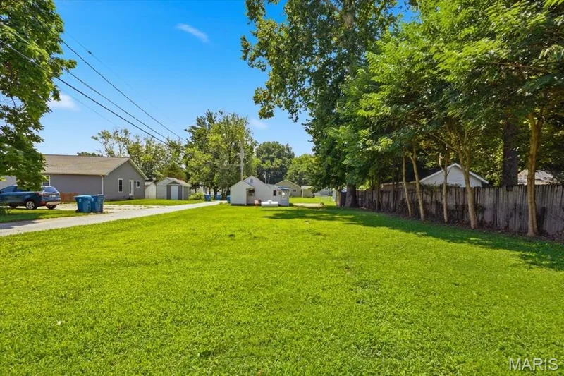 527 Emmons Avenue, St Charles, MO 63301 — listing photo 7 of 57