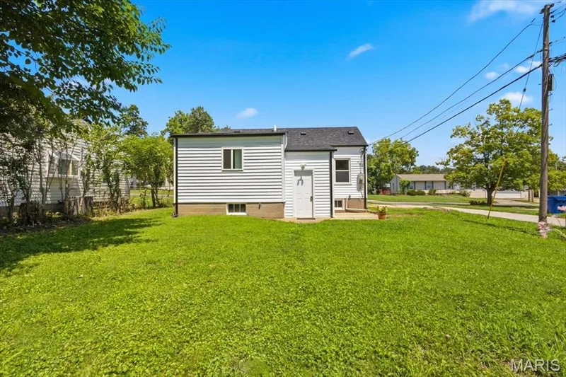 527 Emmons Avenue, St Charles, MO 63301 — listing photo 8 of 57