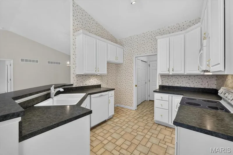 51 Huntgate Drive #9A, St Peters, MO 63376 — listing photo 5 of 32