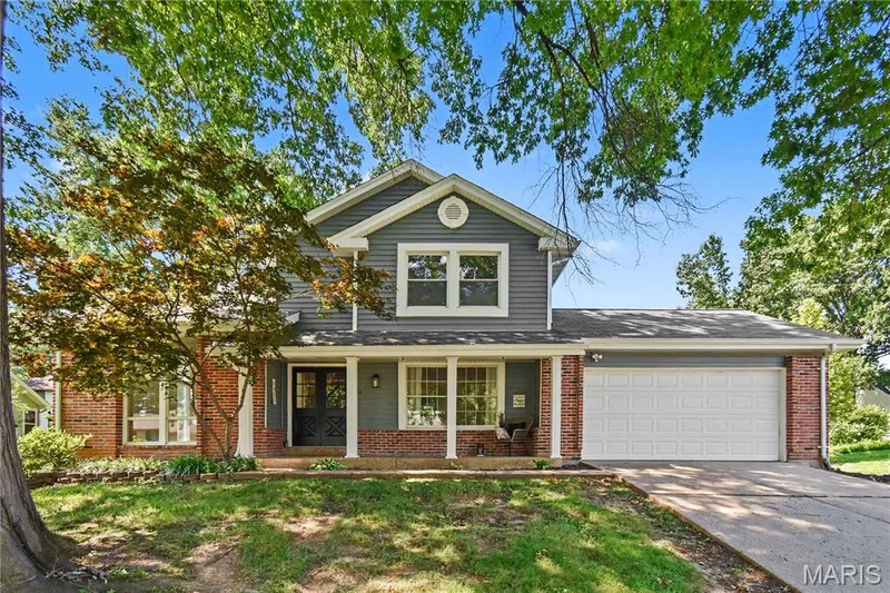 Lots of curb appeal! — 22 Normandy Drive, Lake St. Louis, MO 63367