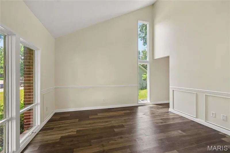 Living room w/vaulted ceiling — 22 Normandy Drive, Lake St. Louis, MO 63367
