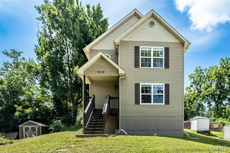 1319 N 4th Street, St Charles, MO β listing photo 1