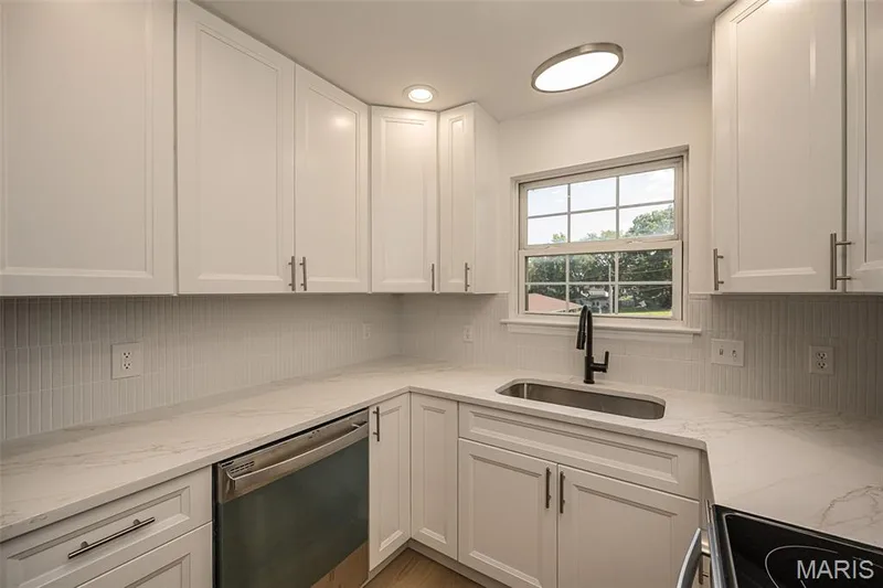 1319 N 4th Street, St Charles, MO 63301 — listing photo 7 of 36