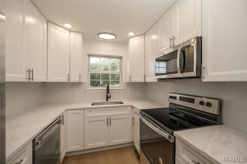 1319 N 4th Street, St Charles, MO 63301 — listing photo 8 of 36