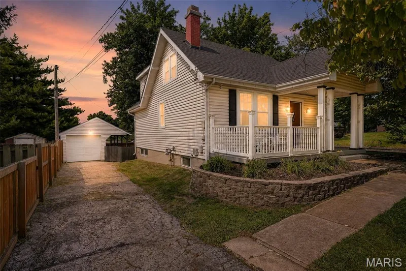 2103 W Randolph Street, St Charles, MO 63301 — listing photo 3 of 54
