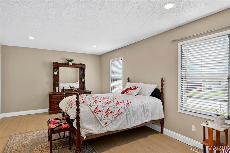 20 Sandalwood Court, St Charles, MO 63304 — listing photo 6 of 35