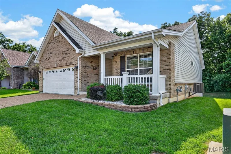 415 Newport Drive, St Peters, MO 63376 — listing photo 3 of 44