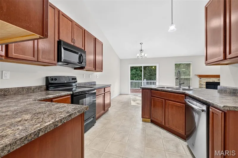 415 Newport Drive, St Peters, MO 63376 — listing photo 13 of 44