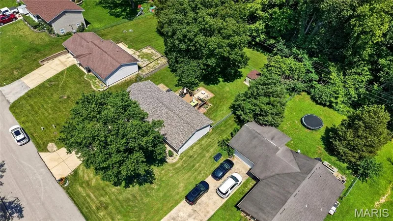 Image quality insufficient for description — 802 Barbara Place, O'Fallon, MO 63366
