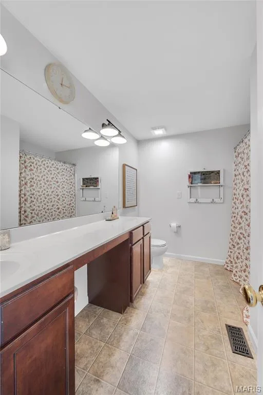 Dual sinks and tub/shower combo in primary bath — 202 Wyndtrace Court, Lake St. Louis, MO 63367