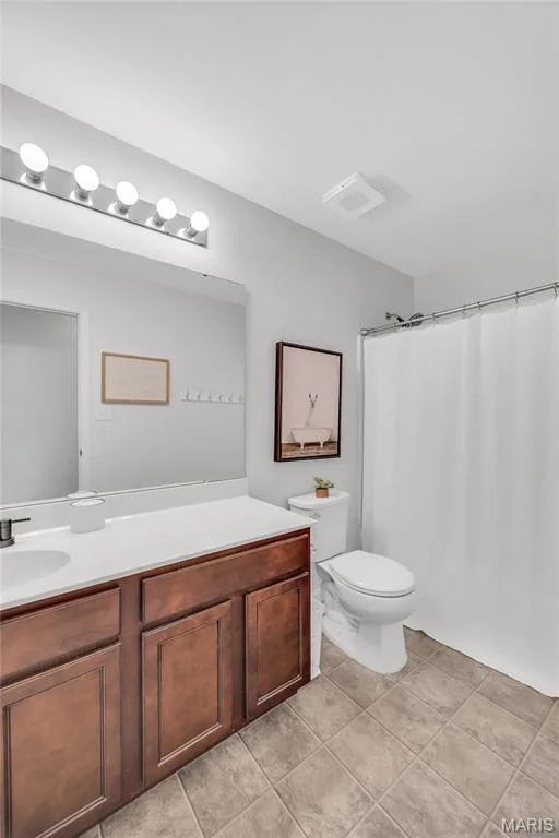 Updated main bath w tub/shower combo and plenty of storage — 202 Wyndtrace Court, Lake St. Louis, MO 63367