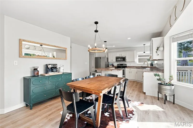 Sunny breakfast area to enjoy coffee and meals — 202 Wyndtrace Court, Lake St. Louis, MO 63367