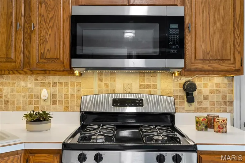 Gas Stove — 120 Country Life Drive, O'Fallon, MO 63366