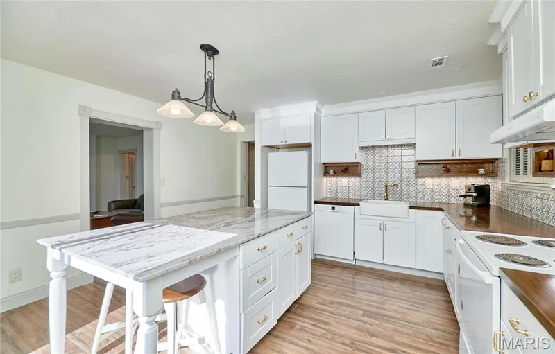 Kitchen with Eat-in Kitchen — 18505 Wild Horse Creek Road, Wildwood, MO 63005