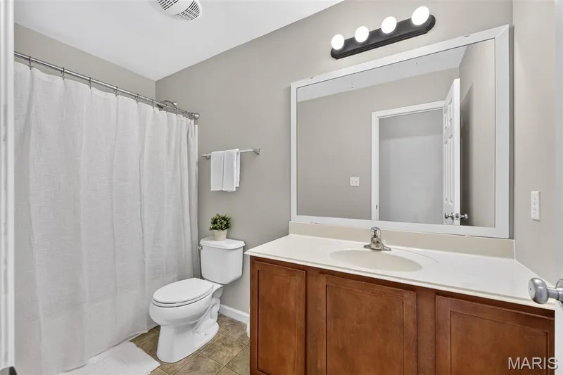 Upper level full bathroom with shower and tub combo — 743 Springfield Drive, Wentzville, MO 63385