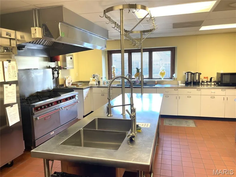 CLUBHOUSE KITCHEN! — 253 Meadows Of Wildwood Boulevard, Grover, MO 63040