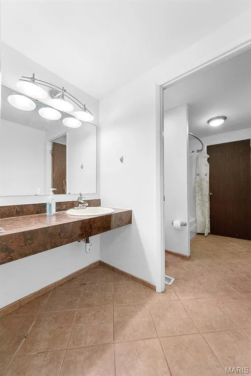 Second floor full bathroom. — 11 Victoria Square, St Peters, MO 63376