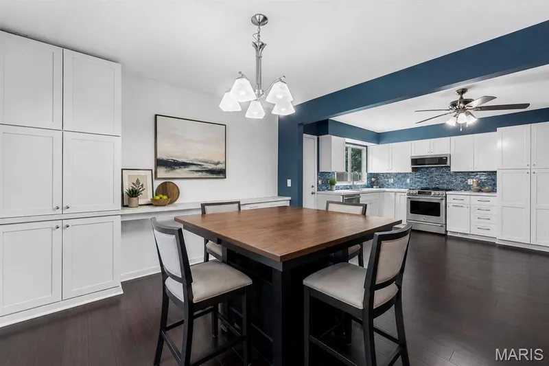 Eat-in kitchen — 11 Victoria Square, St Peters, MO 63376