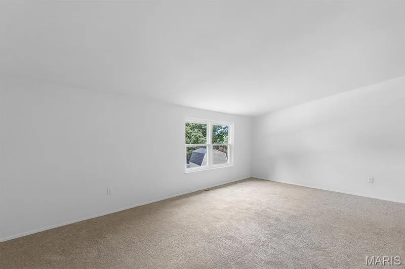 Second floor Rec room could easily be converted back to a 4th bedroom. — 11 Victoria Square, St Peters, MO 63376