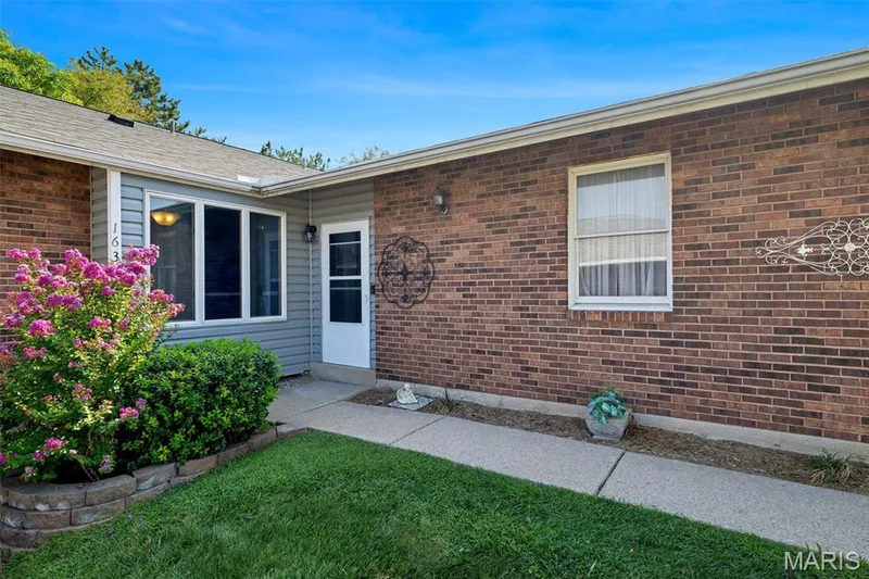 1637 Rosewall Drive #B, St Charles, MO 63303 — listing photo 2 of 33