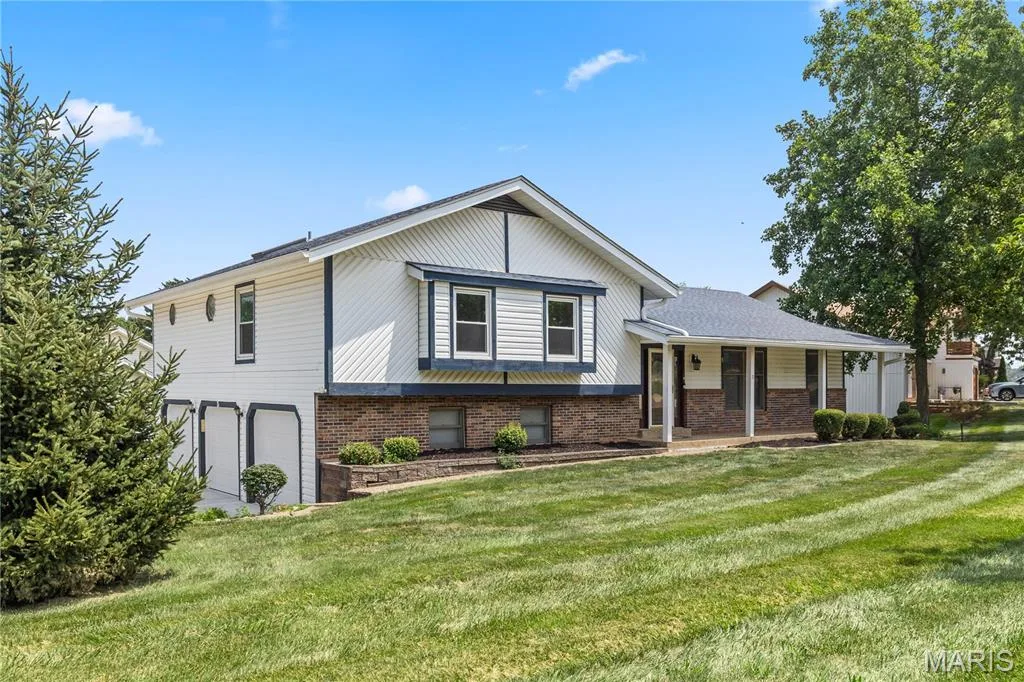 3 Harbor Point Court, Lake St. Louis, MO 63367 — listing photo 1 of 47