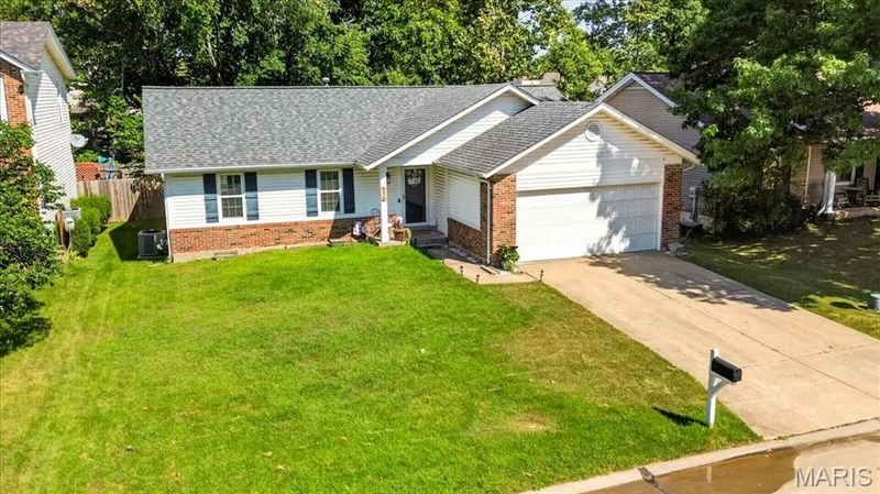110 Barrington Drive, St Peters, MO — listing photo 1