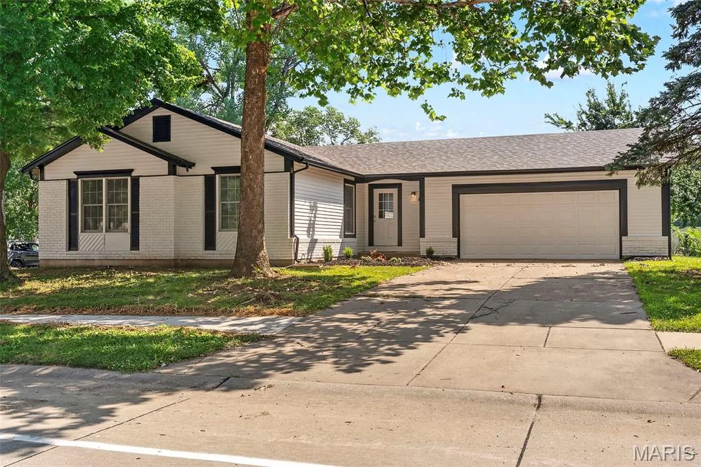 231 Laurelwood Drive, St Peters, MO 63376 — listing photo 1 of 27