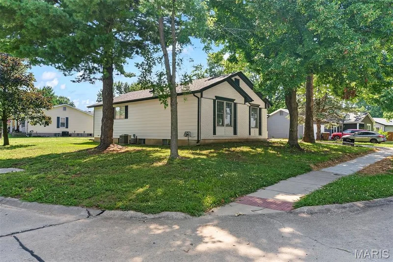 231 Laurelwood Drive, St Peters, MO 63376 — listing photo 2 of 27
