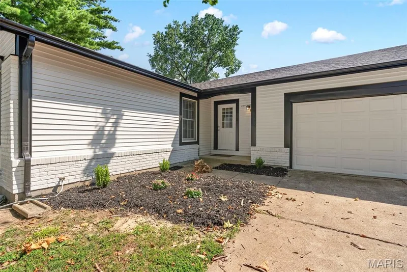 231 Laurelwood Drive, St Peters, MO 63376 — listing photo 3 of 27