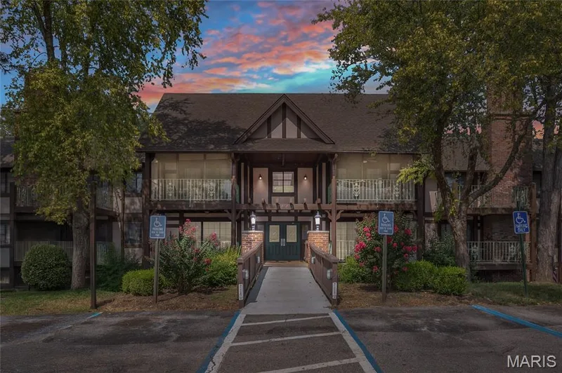This lovely condo is ready for its next owner. — 1440 Heritage Landing #105, St Charles, MO 63303