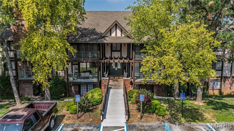 Welcome to this inviting 2-bedroom, 2-bathroom garden-level condo in the Heritage Garden community of St. Charles. — 1440 Heritage Landing #105, St Charles, MO 63303