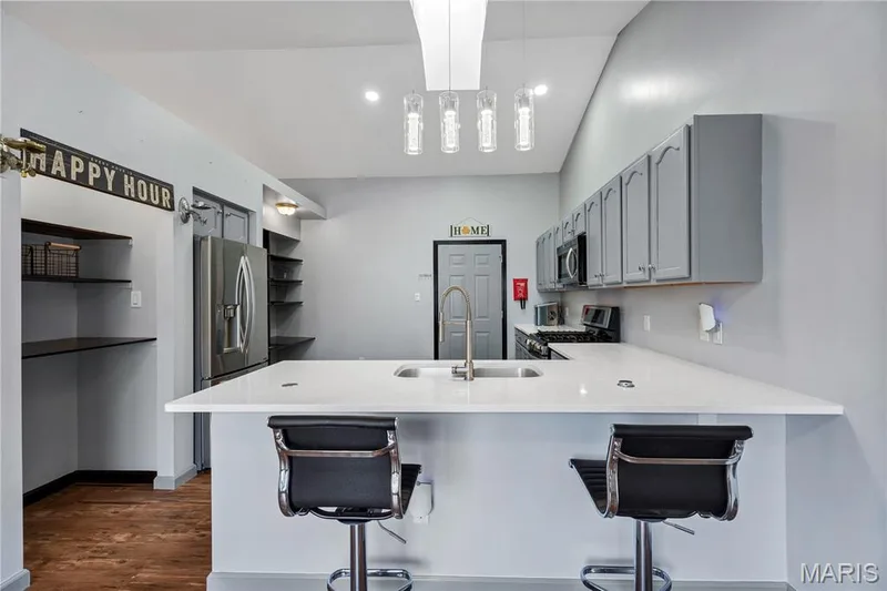Granite counters w/pop up electronic ports! — 2029 Chapel Hill Crossing, St Peters, MO 63376