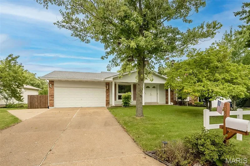 36 Park Charles Boulevard N, St Peters, MO 63376 — listing photo 2 of 53