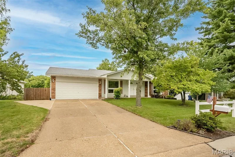 36 Park Charles Boulevard N, St Peters, MO 63376 — listing photo 3 of 53