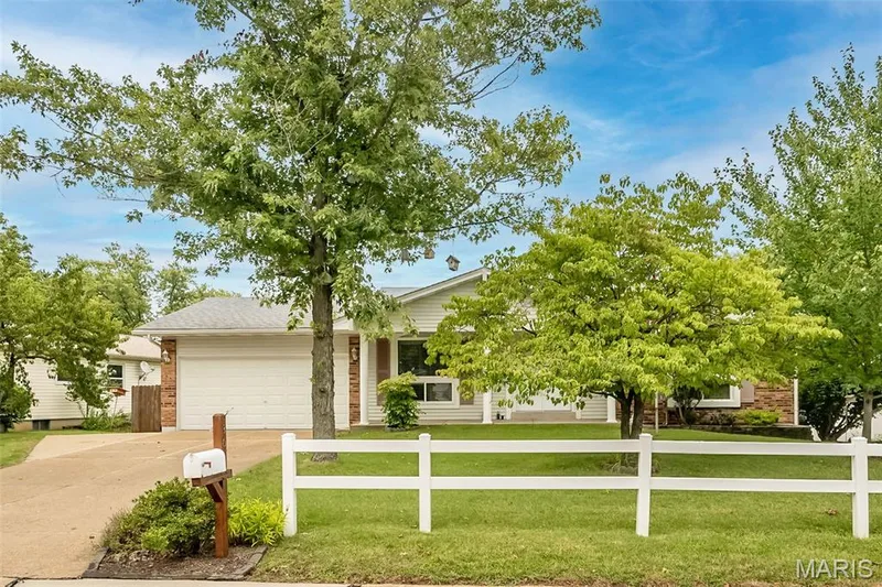 36 Park Charles Boulevard N, St Peters, MO 63376 — listing photo 4 of 53