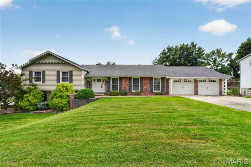 20 Shawnee Drive, St Charles, MO — listing photo 1