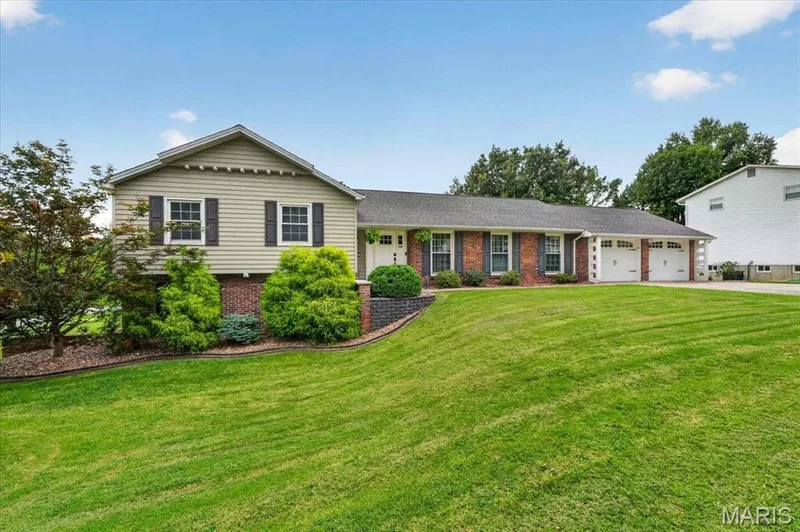20 Shawnee Drive, St Charles, MO 63301 — listing photo 2 of 65